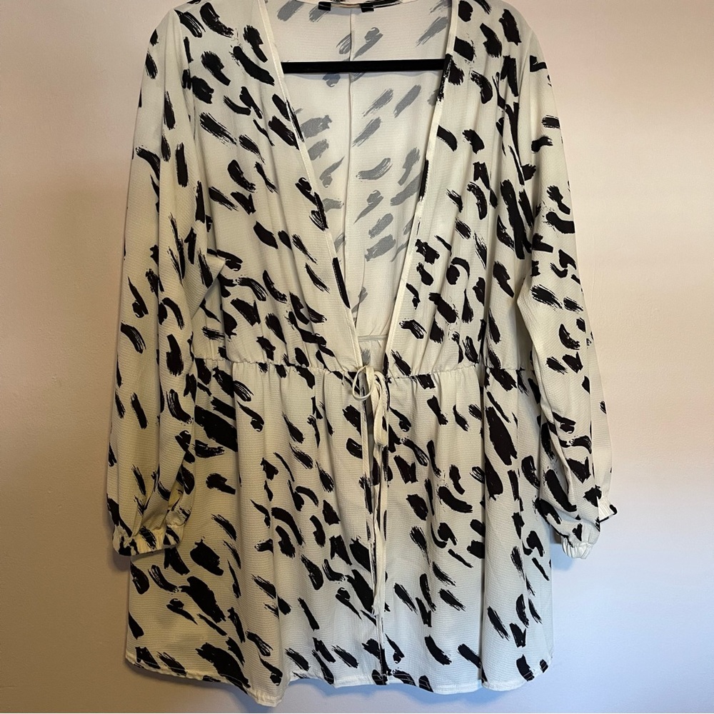 Yours v-neck plus size blouse in monochrome print